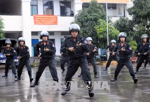 Chiến sỹ Tiểu đoàn 2 tập luyện không kể mưa gió. Ảnh: Thành Chung - TTXVN