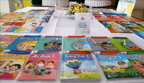 Từ ngày 27/2/2020, bạn đọc có thể truy cập sách điện tử của 4 bộ sách Kết nối tri thức với cuộc sống, Chân trời sáng tạo, Cùng học để phát triển năng lực và Vì sự bình đẳng và dân chủ trong giáo dục trên website của Nhà xuất bản Giáo dục. Ảnh: Thanh Tùng - TTXVN