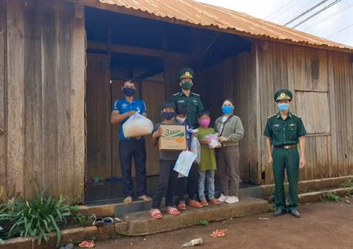 Bộ đội biên phòng Đắk Nông tặng gạo và nhu yếu phẩm cho đồng bào nghèo vùng biên giới. Ảnh: TTXVN phát Cán bộ Đồn Biên phòng cửa khẩu Thuận An tặng gạo cho đồng bào nghèo. Ảnh: TTXVN phát