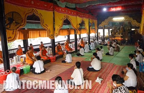 Đồng bào Khmer đến chùa Cái Giá Chót (xã Hưng Hội, huyện Vĩnh Lợi, tỉnh Bạc Liêu) cúng dường chư tăng trong ngày cuối của Tết Vào năm mới, 16/4/2020. Khi đến chùa thực hiện nghi thức cúng dường, bà con phật tử Khmer đều đeo khẩu trang, giữ khoảng cách nhất định, đảm bảo khoảng cách an toàn trong giãn cách xã hội.