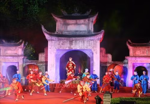 Chương trình nghệ thuật tái hiện về chiến thắng Bạch Đằng của Ngô Quyền trong lễ kỷ niệm. Ảnh: Thanh Tùng-TTXVN