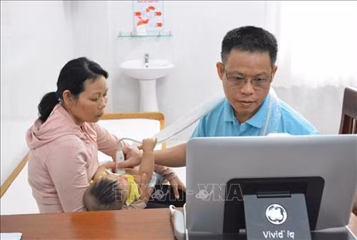 Khám sàng lọc bệnh tim miễn phí cho trẻ em tại thành phố Buôn Ma Thuột (Đắk Lắk). Ảnh: Tuấn Anh – TTXVN