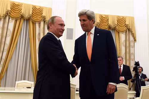 Tổng thống Nga Vladimir Putin (trái) có cuộc gặp với Ngoại trưởng Mỹ John Kerry đang có chuyến công du tới Nga. AFP/TTXVN