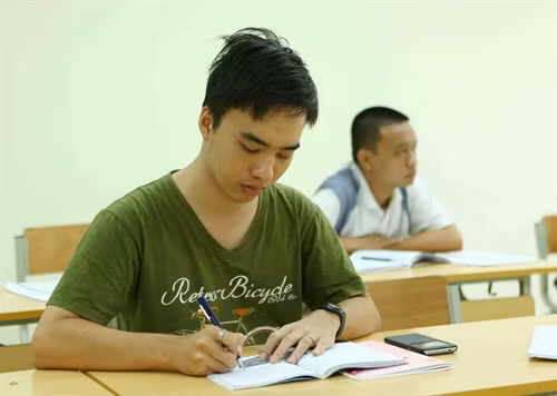 Phạm Nguyễn Mạnh, học sinh lớp 11, Trường Phổ thông Năng khiếu, Đại học Quốc gia Thành phố Hồ Chí Minh đọat Huy chương Bạc. Ảnh: Quý Trung- TTXVN