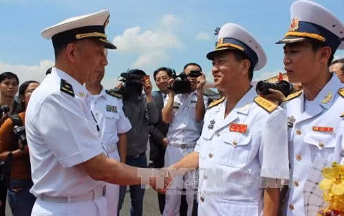 Đại tá Hà Xuân Xứ, Trưởng phòng Hậu cần-Hành chính Bộ Tham mưu Hải quân (bên phải), đại diện Bộ Tư lệnh Hải quân đón Chuẩn Đô Đốc Thẩm Hạo Chỉ huy Biên đội tàu Hải quân Trung Quốc (bên trái).Ảnh: Xuân Khu-TTXVN phát