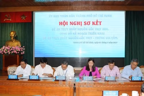 Lãnh đạo Sở Công thương Thành phố Hồ Chí Minh cùng lãnh đạo các ngành, Sở Công thương các tỉnh, thành phố tham gia ký kết phối hợp thực hiện đề án truy xuất nguồn gốc thịt - trứng gia cầm. Ảnh: Thanh Vũ-TTXVN