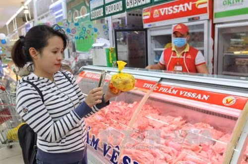 Người tiêu dùng chọn mua thịt heo có truy xuất nguồn gốc tại hệ thống siêu thị Co.op Mart. Ảnh: Thanh Vũ-TTXVN