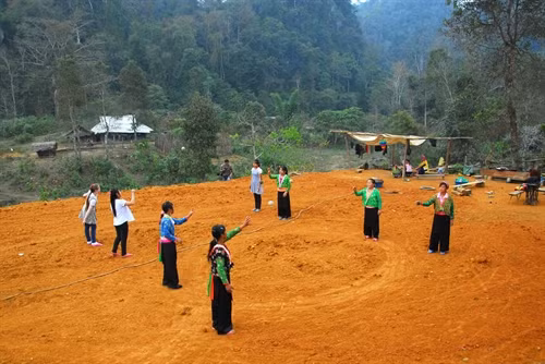 Trẻ em chơi tu lu trong ngày Tết