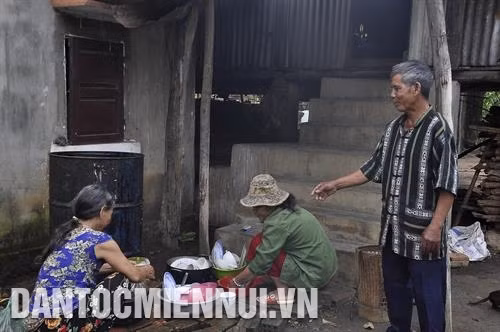 Dù đã hơn 80 tuổi nhưng những lúc rảnh rỗi, già làng A Nguyh vẫn thường xuyên đến từng hộ gia đình để tuyên truyền chủ trương của Đảng, chính sách, pháp luật của Nhà nước. Ảnh: Văn Phương