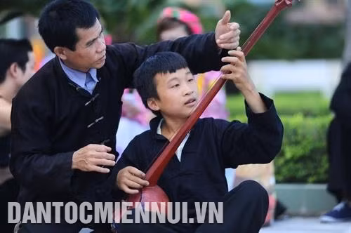 Để bảo tồn và phát triển nghệ thuật hát Then, nghệ nhân Hoàng Đức Thăng (bên trái) ở bản Dâng, xã Cao Bồ, huyện Vị Xuyên (Hà Giang) thường xuyên tổ chức truyền dạy cách sử dụng đàn tính cho thế hệ trẻ. Ảnh: Minh Đức Thông thường, cây đàn tính chỉ có 2 - 3 dây nhưng nghệ nhân Dương Văn Thục ở thị trấn Chợ Rã, huyện Ba Bể (Bắc Kạn) đã sáng tạo ra cây đàn tính 12 dây, có thể chơi được nhiều làn điệu Then. Ảnh: Hoàng Nguyên