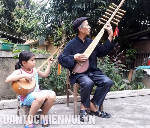 Để bảo tồn và phát triển nghệ thuật hát Then, nghệ nhân Hoàng Đức Thăng (bên trái) ở bản Dâng, xã Cao Bồ, huyện Vị Xuyên (Hà Giang) thường xuyên tổ chức truyền dạy cách sử dụng đàn tính cho thế hệ trẻ. Ảnh: Minh Đức Thông thường, cây đàn tính chỉ có 2 - 3 dây nhưng nghệ nhân Dương Văn Thục ở thị trấn Chợ Rã, huyện Ba Bể (Bắc Kạn) đã sáng tạo ra cây đàn tính 12 dây, có thể chơi được nhiều làn điệu Then. Ảnh: Hoàng Nguyên