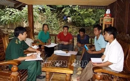 Bí thư Đảng ủy xã Nậm Ban, huyện Nậm Nhùn Phạm Minh Hải (đầu tiên từ trái sang) xuống trực tiếp họp cùng Chi bộ bản Nậm Ô. Ảnh: Trần Hoàng-TTXVN