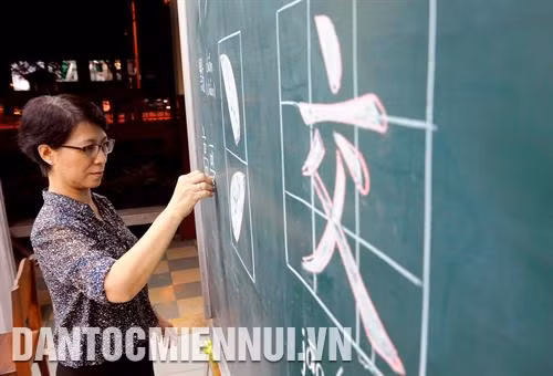 Bà Quách Mộc Liên, Hiệu trưởng Trường bổ túc Hoa ngữ Cần Thơ, người có nhiều đóng góp trong việc giữ gìn ngôn ngữ và trao truyền thư pháp trong cộng đồng người Hoa trên địa bàn thành phố Cần Thơ. Ảnh: Phúc Thanh Bên cạnh yêu cầu về cấu tạo, bút pháp, thể loại... nghệ thuật thư pháp cần ở người học sự kiên trì, khổ luyện, cá tính riêng để thể hiện tính chân thiện mỹ qua từng nét chữ. Ảnh: Phúc Thanh Các cặp liễn, câu đối thư pháp chữ Hoa được bày bán tại cửa hiệu của người Hoa ở huyện Định Quán (Đồng Nai). Ảnh: Phúc Thanh