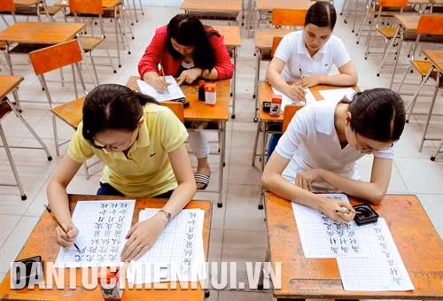 Bà Quách Mộc Liên, Hiệu trưởng Trường bổ túc Hoa ngữ Cần Thơ, người có nhiều đóng góp trong việc giữ gìn ngôn ngữ và trao truyền thư pháp trong cộng đồng người Hoa trên địa bàn thành phố Cần Thơ. Ảnh: Phúc Thanh Bên cạnh yêu cầu về cấu tạo, bút pháp, thể loại... nghệ thuật thư pháp cần ở người học sự kiên trì, khổ luyện, cá tính riêng để thể hiện tính chân thiện mỹ qua từng nét chữ. Ảnh: Phúc Thanh Các cặp liễn, câu đối thư pháp chữ Hoa được bày bán tại cửa hiệu của người Hoa ở huyện Định Quán (Đồng Nai). Ảnh: Phúc Thanh