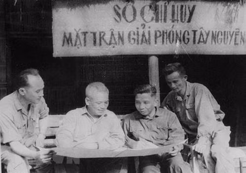 Sở chỉ huy mặt trận Tây Nguyên tháng 3/1975 (Từ trái qua): Đồng chí Hoàng Dũng, Chánh văn phòng Bộ Quốc phòng, Đại tướng Văn Tiến Dũng, đồng chí Bùi San, Khu ủy viên Khu V, đồng chí Huỳnh Văn Mẫn (tức Chín Cần), Bí thư Tỉnh ủy Đắk Lắk. Ảnh tư liệu : TTXVN