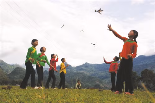 Trẻ em dân tộc Giáy chơi đánh cầu lông gà