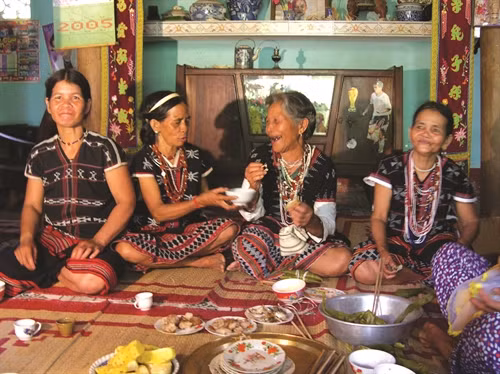Mọi người quây quần bên nhau cùng ăn, uống