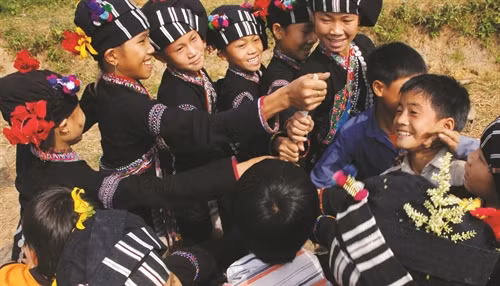 Trẻ em dân tộc Lự chơi trò chơi dân gian “Đường lên Trời” trong ngày Tết Căm Mường