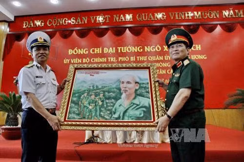 Bộ trưởng Bộ Quốc phòng Ngô Xuân Lịch tặng quà lưu niệm cho Tổng công ty Tân Cảng Sài Gòn. Ảnh: Thế Anh – TTXVN