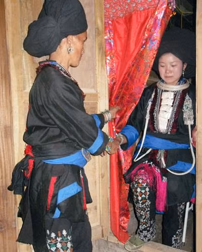 Mẹ chồng đón cô dâu từ ngoài sân và đưa cô dâu vào buồng (buồng ngủ của cô dâu chú rể là một phòng nhỏ ở trong bếp). Thầy cúng làm lễ nhập khẩu cho cô dâu. Sau khi được nhập khẩu, mẹ chồng đưa cô dâu vào bếp để cô nấu nướng cùng mọi người. Ý muốn con dâu sẽ quán xuyến việc bếp núc trong gia đình sau này. Bữa tối hôm đó sẽ do chính tay cô dâu dọn mâm để mời khách trong bản đến chúc phúc cho đôi trẻ. Các ama (mẹ, bà) cùng nâng chén chúc đôi trẻ trăm năm hạnh phúc.