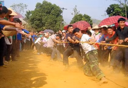 Thầy cúngcó mặt tại gốc cây to đầu bản để làm lễ cúng từ sớm. Nhảy Pao Pố – trò chơi thu hút sự chú ý của đông đảo đồng bào. Múa quạt – nét văn hóa độc đáo dân tộc Giáy. Thi giã bánh dầy. Khéo léo. Sôi nổi thi kéo co.