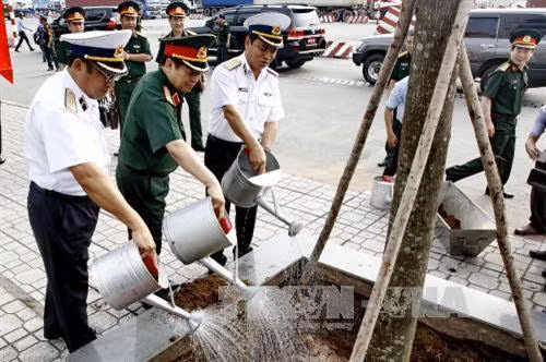 Bộ trưởng Bộ Quốc phòng Ngô Xuân Lịch trồng cây lưu niệm tại Quân cảng. Ảnh: Thế Anh – TTXVN