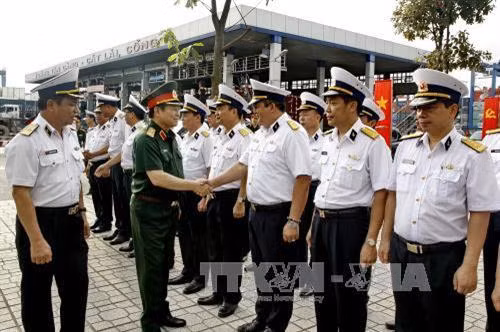 Bộ trưởng Bộ Quốc phòng Ngô Xuân Lịch, cùng đoàn công tác đến thăm hỏi cán bộ, chiến sĩ của Quân cảng. Ảnh: Thế Anh – TTXVN