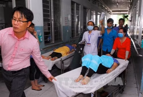 Các y bác sĩ tích cực cứu chữa các công nhân sau khi nhập viện. Ảnh: Mạnh Linh-TTXVN