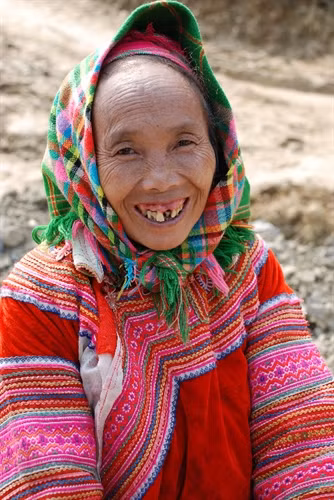 Hồn nhiên cười (ảnh chụp ở dốc Kao Sơn, Lào Cai).