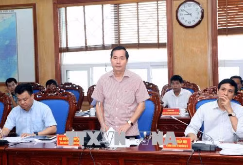 Tổng Cục trưởng Tổng Cục đường Bộ Nguyễn Văn Huyện báo cáo về kế hoạch đầu tư nâng cấp tuyến quốc lộ 4D nối Lai Châu đi Lào Cai. Ảnh: Quý Trung - TTXVN