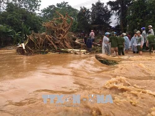 Đường vào các thôn ở xã Trung Tâm, huyện Lục Yên, tỉnh Yên Bái bị cô lập. Ảnh: Việt Dũng - TTXVN