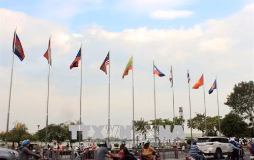 Kể từ năm 2015, cờ các quốc gia thành viên ASEAN luôn tung bay tại trung tâm Thành phố, thể hiện quyết tâm của Thành phố trong quảng bá và kết nối với các nước ASEAN. Ảnh: Xuân Khu-TTXVN