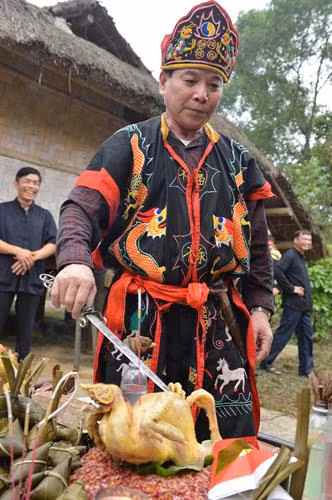 Trang phục khi hành lễ của thầy cúng.