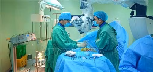 Các bác sĩ tiến hành phẫu thuật ít xâm lấn cho bệnh nhân. Ảnh: TTXVN phát