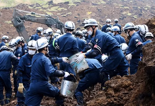 Lực lượng cứu hộ tìm kiếm những người mất tích trong động đất ở Minami-Aso, Kumamoto ngày 19/4. AFP/ TTXVN