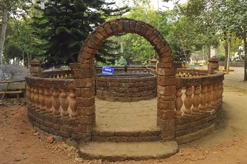 Giếng Phật trong khuôn viên chùa.