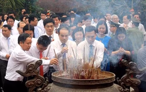 Các đại biểu và nhân dân dâng hương tưởng nhớ Tổ Mẫu Âu Cơ. Ảnh: Trung Kiên - TTXVN