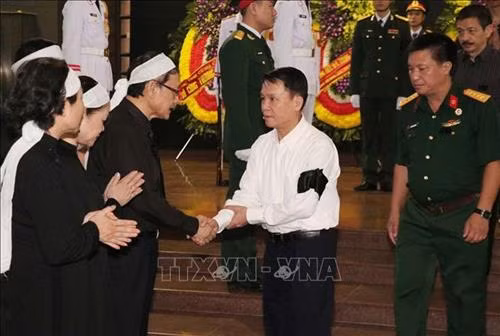 Đoàn đại biểu Quân Ủy Trung ương và Bộ Quốc phòng do Đại tướng Lương Cường, Bí thư Trung ương Đảng, Chủ nhiệm Tổng cục Chính trị Quân đội nhân dân Việt Nam dẫn đầu viếng đồng chí Trung tướng Đồng Sỹ Nguyên. Ảnh: Doãn Tấn – TTXVN Đoàn đại biểu Đảng ủy Công an Trung ương và Bộ Công an do Đại tướng Tô Lâm, Ủy viên Bộ Chính trị, Bí thư Đảng ủy Công an Trung ương, Bộ trưởng Bộ Công an dẫn đầu viếng đồng chí Trung tướng Đồng Sỹ Nguyên. Ảnh: Doãn Tấn – TTXVN Đồng chí Nguyễn Đức Lợi, Ủy viên Trung ương Đảng, Tổng Giám đốc TTXVN chia buồn với gia quyến đồng chí Đồng Sỹ Nguyên. Ảnh: Văn Điệp – TTXVN