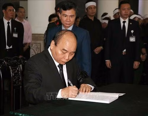 Thủ tướng Nguyễn Xuân Phúc ghi sổ tang. Ảnh: Văn Điệp – TTXVN