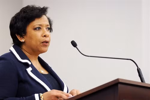 Bộ trưởng Tư pháp Mỹ Loretta Lynch phát biểu trong cuộc họp báo ở Orlando, Florida ngày 21/6. AFP/TTXVN