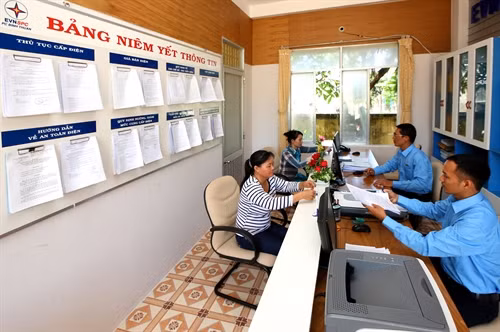 Tiếp nhận, giải đáp thắc mắc của khách hàng tại phòng Dịch vụ khách hàng