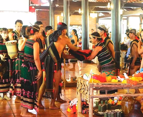 Tái dựng lại nghi lễ cưới hỏi của người M’nông.