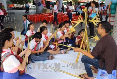 Thiếu nhi tham gia các hoạt động tại trại hè. Ảnh: Xuân Dự - TTXVN