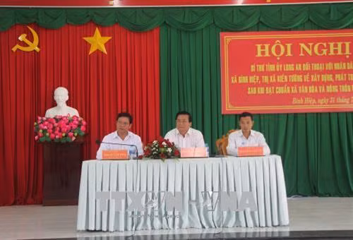Bí thư Tỉnh ủy Long An Phạm Văn Rạnh cùng lãnh đạo địa phương lắng nghe kiến nghị của người dân xã Bình Hiệp. Ảnh: Bùi Giang – TTXVN
