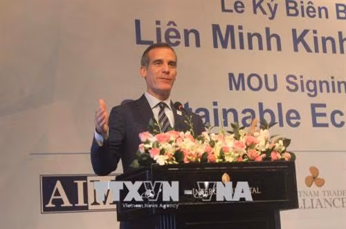 Ông Eric Garcetti, Thị trưởng thành phố Los Angeles phát biểu tại lễ ký kết. Ảnh: Xuân Anh – TTXVN