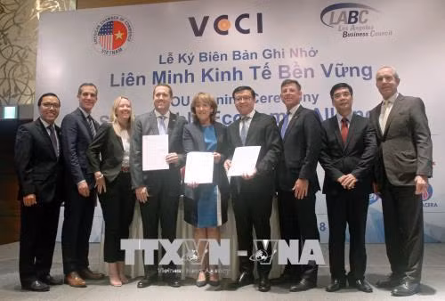 Đại diện Hội đồng doanh nghiệp Los Angeles, Hiệp hội Thương mại Mỹ tại Việt Nam và Phòng Thương mại và Công nghiệp Việt Nam tại Lễ ký biên bản thỏa thuận thành lập Liên minh kinh tế bền vững. Ảnh: Xuân Anh – TTXVN