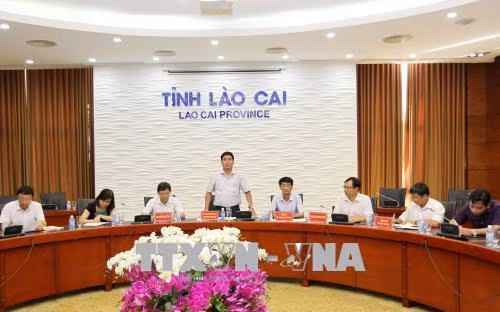 Ông Vương Trinh Quốc - Chánh văn phòng UBND tỉnh Lào Cai công bố nguyên nhân gây thối dứa ở Bản Lầu, huyện Mường Khương. Ảnh: Quốc Khánh - TTXVN