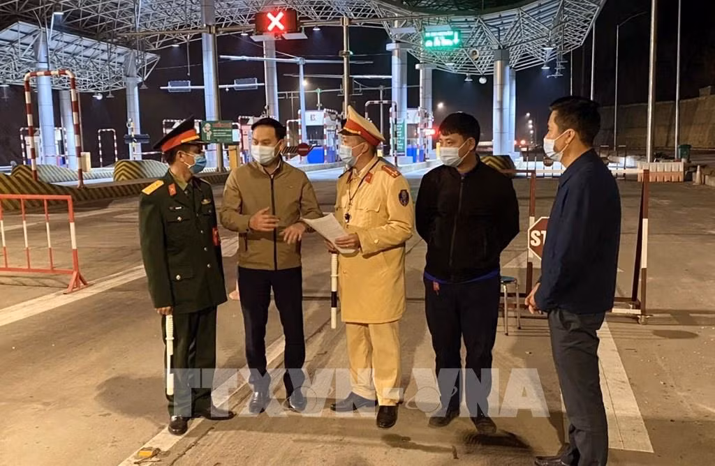 Dịch COVID-19: Quảng Ninh phong tỏa tạm thời toàn bộ 7 xã, thị trấn trên đảo Cái Bầu ảnh 1