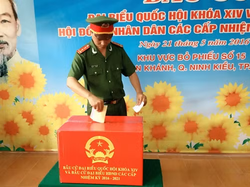 Cử tri trung đoàn cảnh sát cơ động Tây Nam bộ thực hiện bỏ phiếu . Ảnh: Thanh Sang- TTXVN