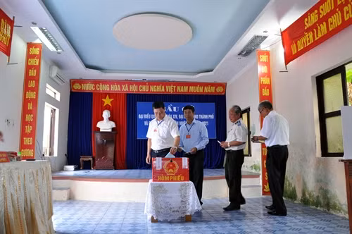 Ngày 21/5/2016, cử tri huyện đảo Bạch Long Vỹ (Hải Phòng) đã đến các điểm bỏ phiếu để lựa chọn bầu các đại biểu Quốc hội khóa XIV và Hội đồng nhân các cấp nhiệm kỳ 2016-2021. Ảnh: Minh Huệ- TTXVN